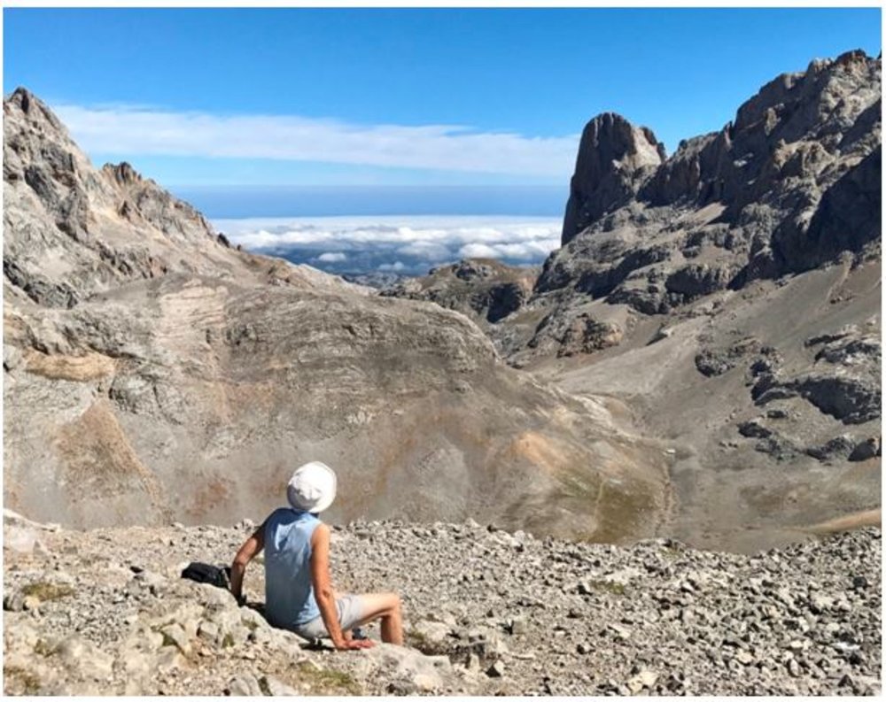  Horcados Rojos – looking North to the towering peak of Bulnes  