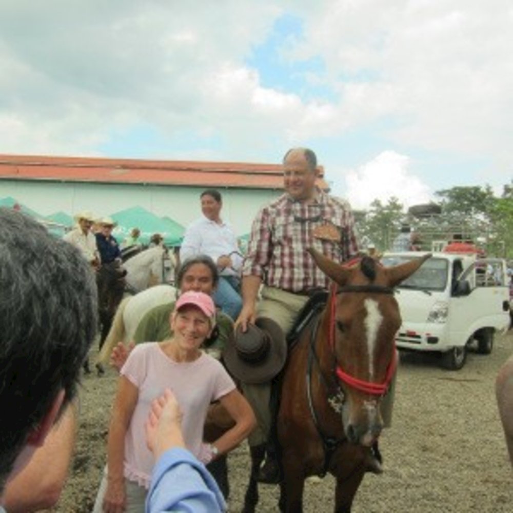  Frank (in the green t-shirt) and President Solís. 